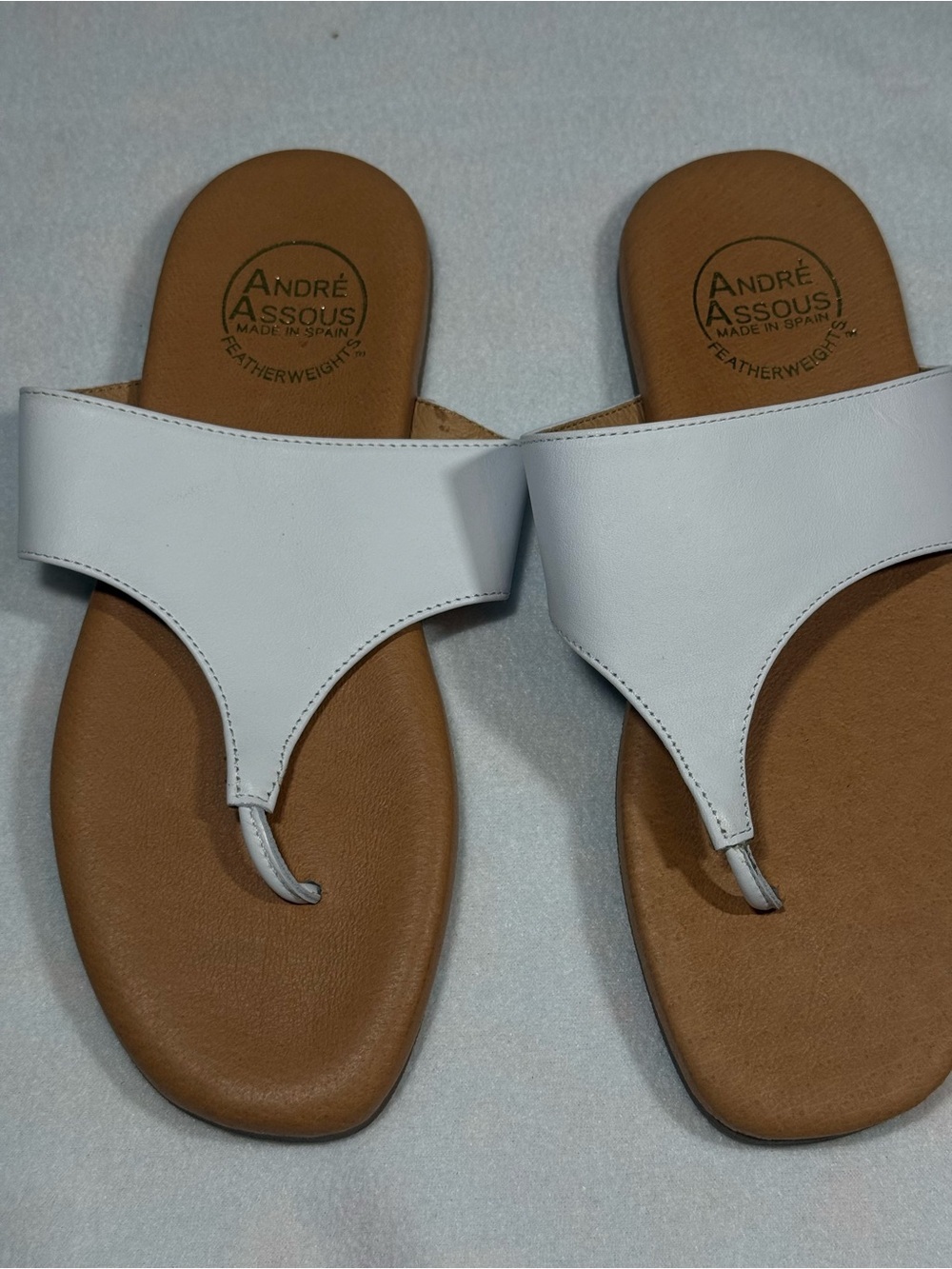 Andre Assous White Leather Paige Sandsls. Size 6M.